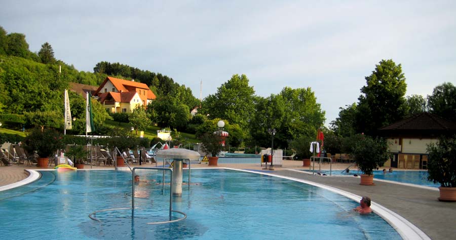 Aussenpool Heiltherme Bad Waltersdorf im Thermenland Steiermark